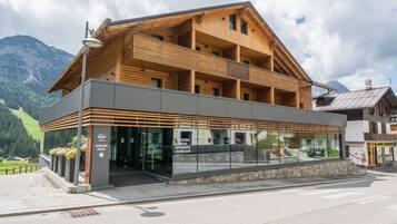 Situated in a mountainous area, this hotel offers breathtaking views of the surrounding landscape from its upper-level balcony.