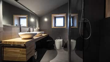 Junior Triple Room | Bathroom | Shower, rainfall showerhead, free toiletries, hair dryer