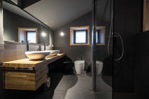 Junior driepersoonskamer | Badkamer | Een douche, een regendouche, gratis toiletartikelen, een haardroger