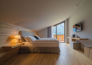 Junior Suite (Monte Siera) | Minibar, in-room safe, individually decorated, individually furnished - Bach Boutique Hotel (Sappada)