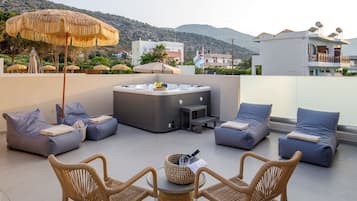 Suite junior, hidromasaje | Terraza o patio