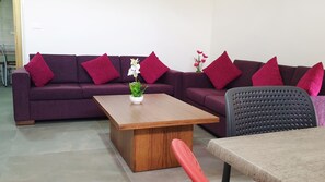 40-inch Smart TV with satellite channels - Paloma Apartments (Blat)