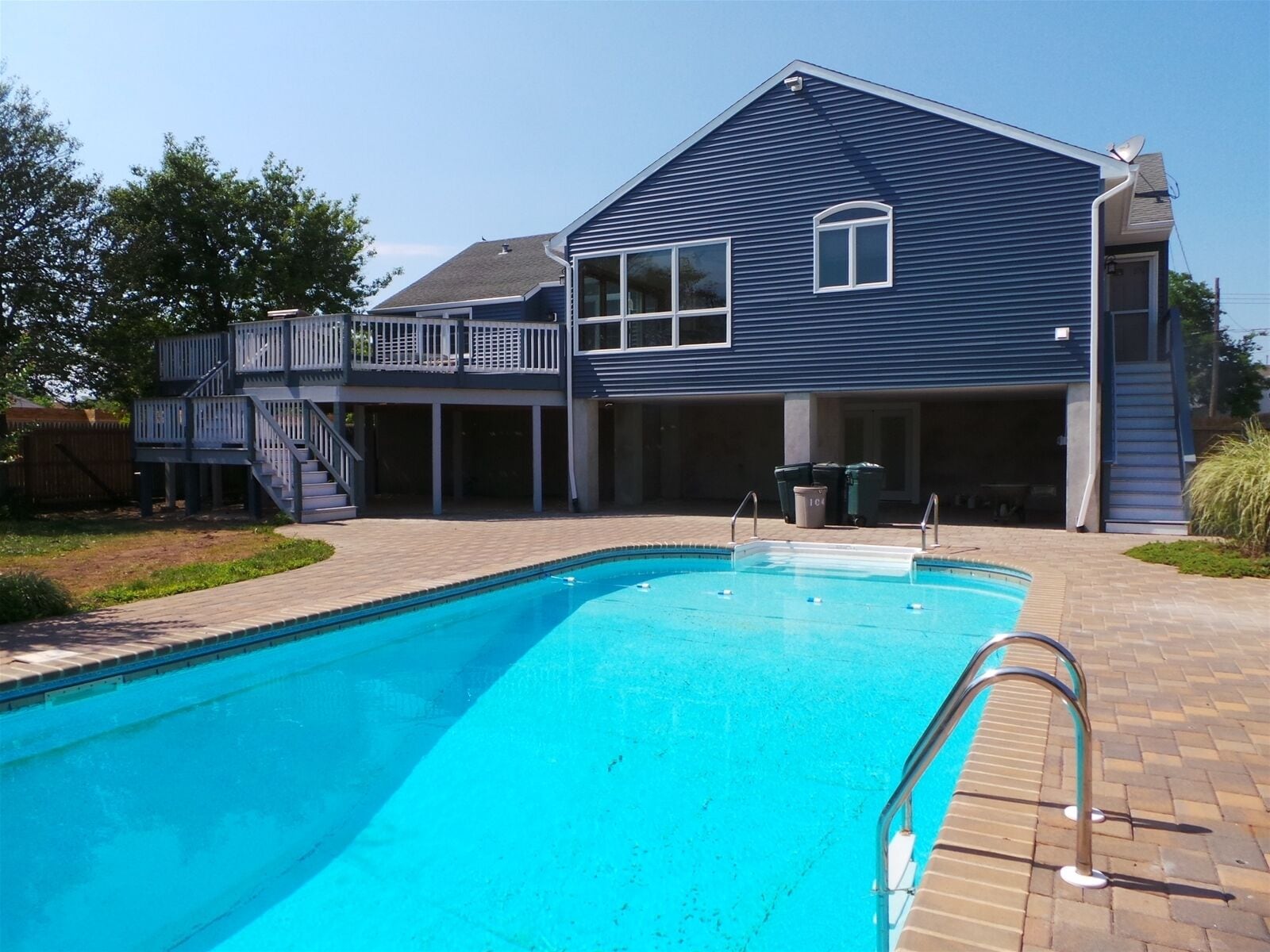 TREN104 - Deceiving raised ranch 1 block to beach/boards with private pool