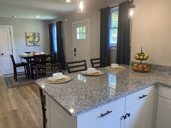 Dining - Hip Donelson close to great restaurants and shopping. Easy access to Nashville. (Nashville)