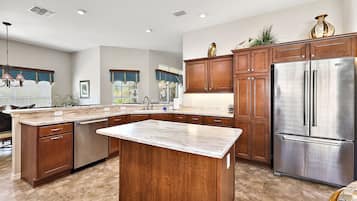 Frigorifero, microonde, forno, piano cottura