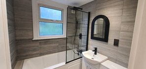 Asciugacapelli, asciugamani, sapone, shampoo