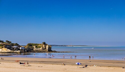 Maisonnette à 800 m de la plage de Royan, avec parking et jardin