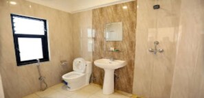 Ein Badezimmer mit Toilette, Waschbecken und Spiegel.