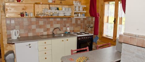 Kühlschrank, Ofen, Herdplatte, Kochgeschirr/Geschirr/Besteck