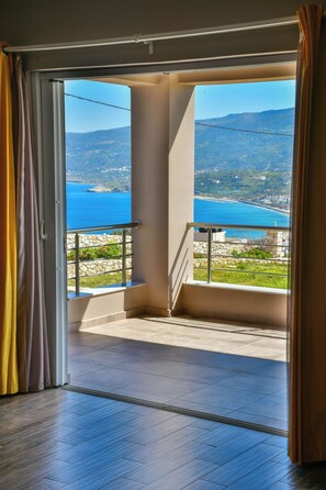 A balcony with a view of a coastal landscape. - Sitia Bay View Villa Apartment (Σητεία)