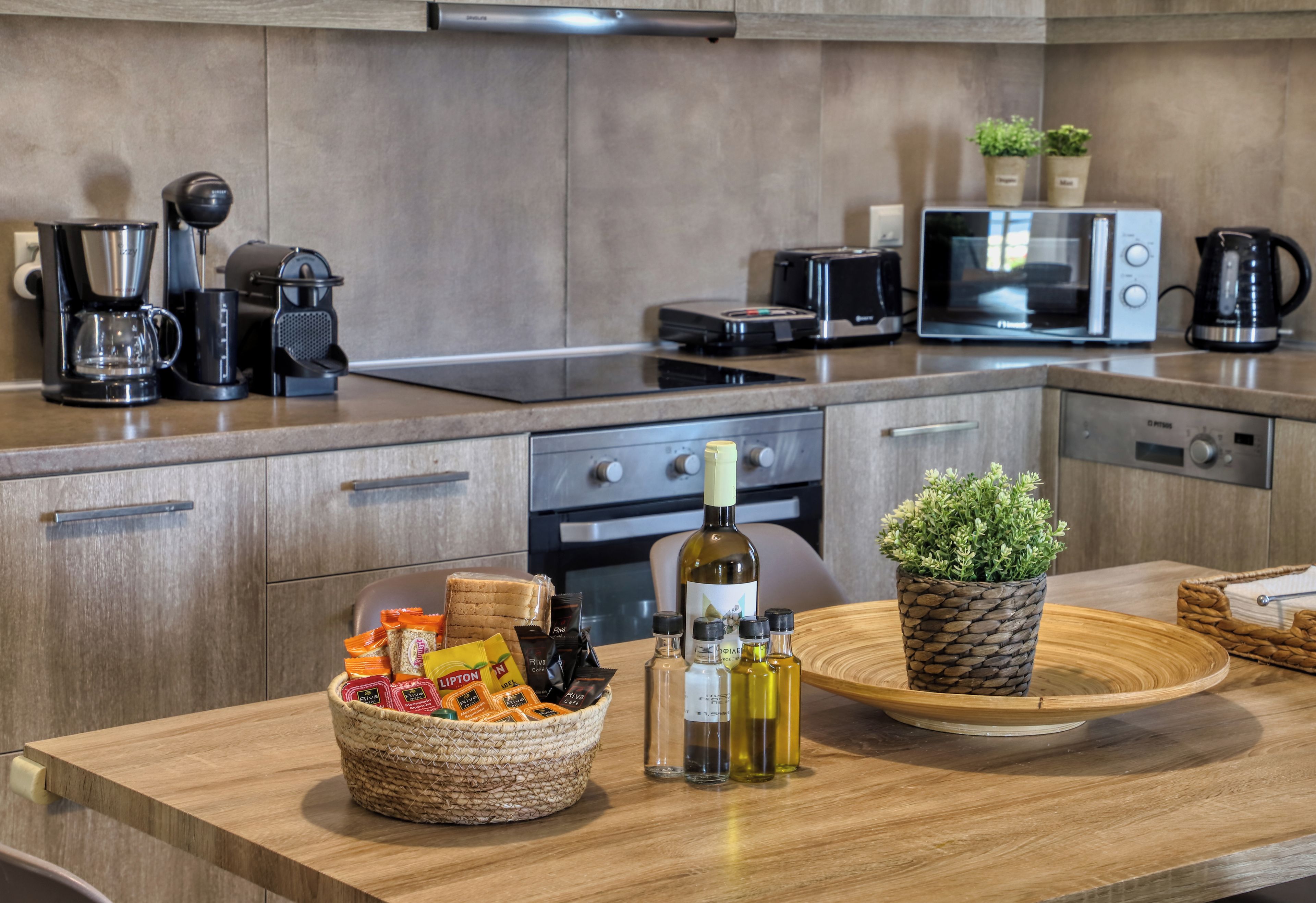 Una cucina moderna con un piano di lavoro in legno, una macchina da caffè, un forno a microonde e un tostapane.