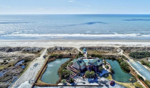 Coastal Retreat Minutes from the Beach/Oak Island and Historic Southport