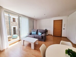 TV - Penelope: Cozy apartment in the center of village (L'Escala)