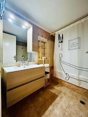 Towels, soap, shampoo, toilet paper - DreamStay park view Apt near city center with dedicated office space (Athens)