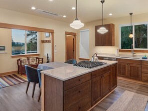 Réfrigérateur, four à micro-ondes, surface de cuisson, lave-vaisselle