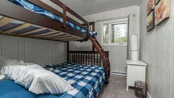 3 bedrooms, iron/ironing board, WiFi, bed sheets