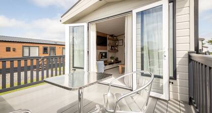 Caledonia Lodge St Andrews is a two-bedroom, double bed with an ensuite bathroom and a twin bedroom