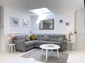 Smart TV - 4 Hazelbury House - an apartment that sleeps 4 guests in 2 bedrooms (St Ives)