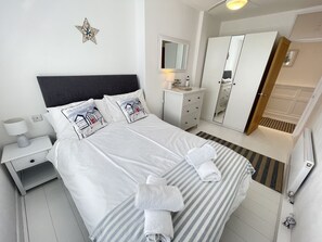 2 bedrooms, iron/ironing board, free WiFi, bed sheets - 4 Hazelbury House - an apartment that sleeps 4 guests in 2 bedrooms (St Ives)