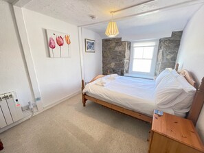 2 bedrooms, iron/ironing board, free WiFi, bed sheets - The Lookout -  a cottage that sleeps 5 guests  in 2 bedrooms (St Ives)