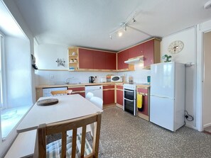 Réfrigérateur, four à micro-ondes, un four, surface de cuisson