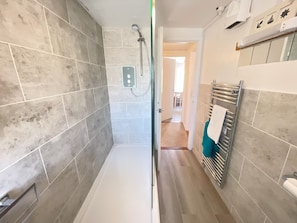 Dusche, Haartrockner, HandtĂŒcher