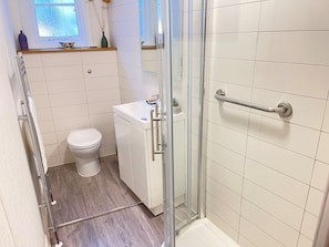 Dusj, hårføner og håndklær