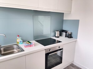 Refrigerador, microondas, horno, placa de cocina