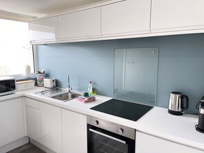 Réfrigérateur, four à micro-ondes, un four, surface de cuisson