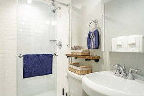 Dusj, hårføner og håndklær