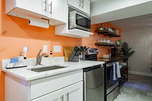 Refrigerador, microondas, parrilla de estufa y lavavajillas 