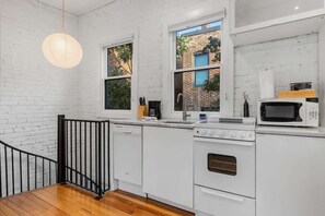 Mikrobølgeovn, ovn, kokeplater og oppvaskmaskin