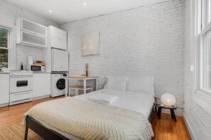 Tabla de planchar con plancha, wifi y ropa de cama