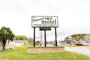 Exterior - The Edgewood Motel (Peshtigo)