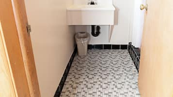 Quarto casal básico | Banheiro | Banheira, toalhas de banho, papel higiênico