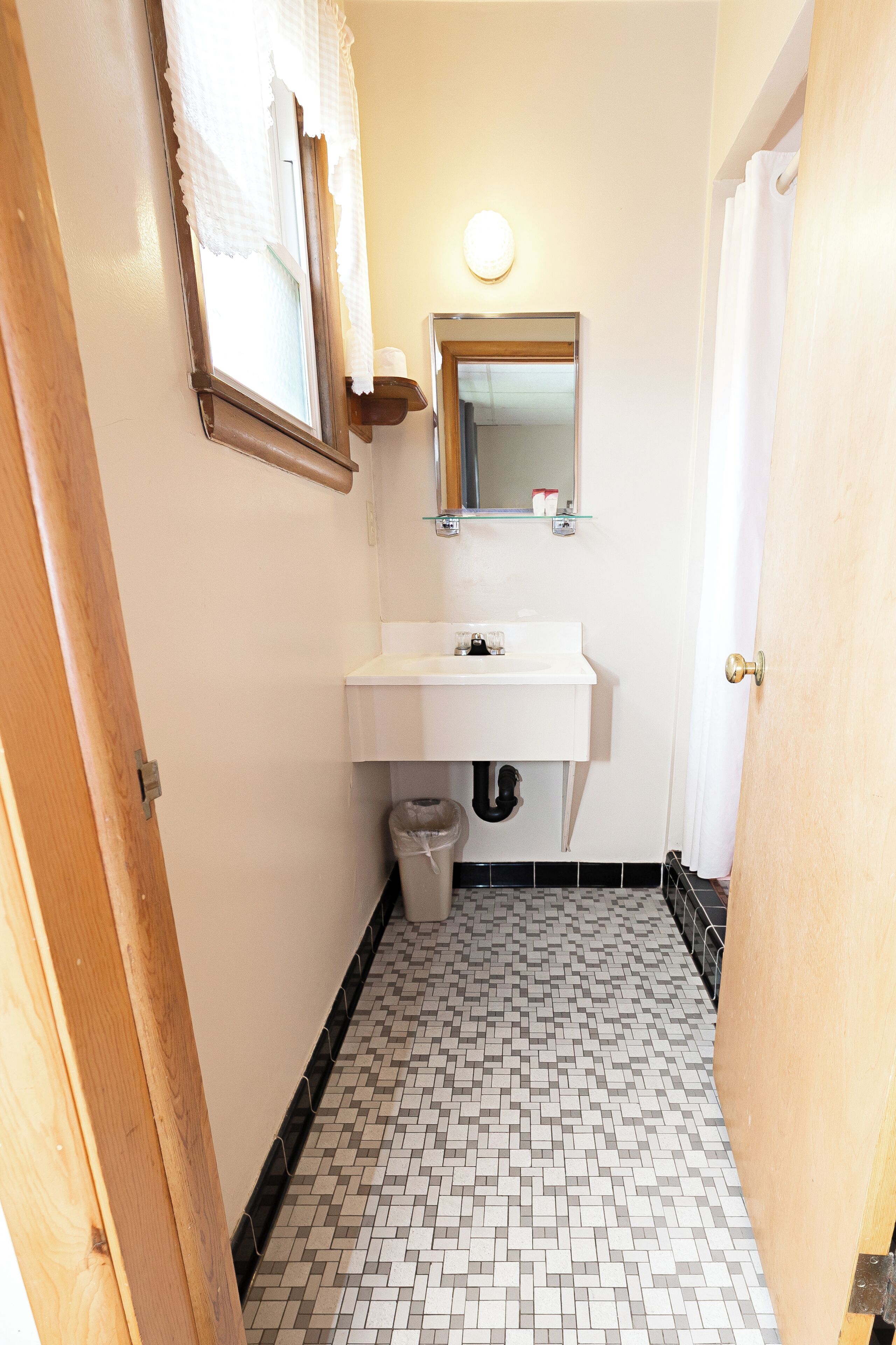Quarto solteiro básico, 1 cama Queen | Banheiro | Banheira, toalhas de banho, papel higiênico 