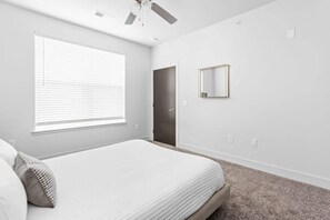 1 bedroom, iron/ironing board, WiFi, bed sheets - CozySuites 1BR Modern Apt near the Fashion Mall (Indianapolis)