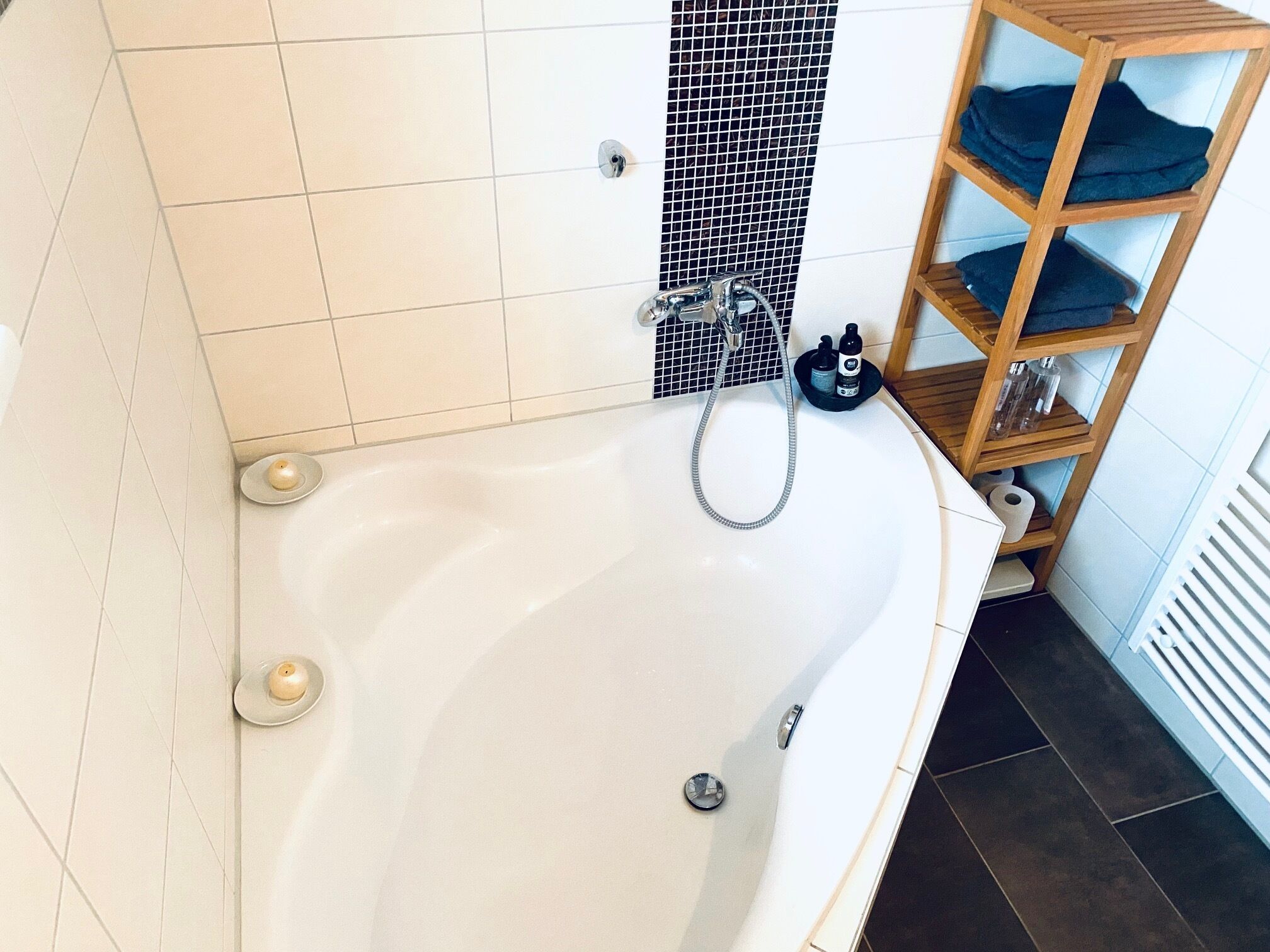 Haartrockner, Handtücher, Seife, Shampoo