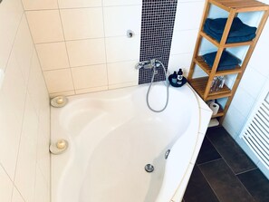 Hair dryer, towels, soap, shampoo - Cozy apartment with terrace -10 min from the beach (pet friendly) (Wendisch Rietz)