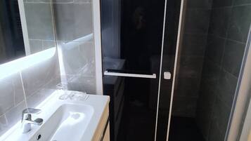 Serviettes fournies, savon, shampoing, papier toilette