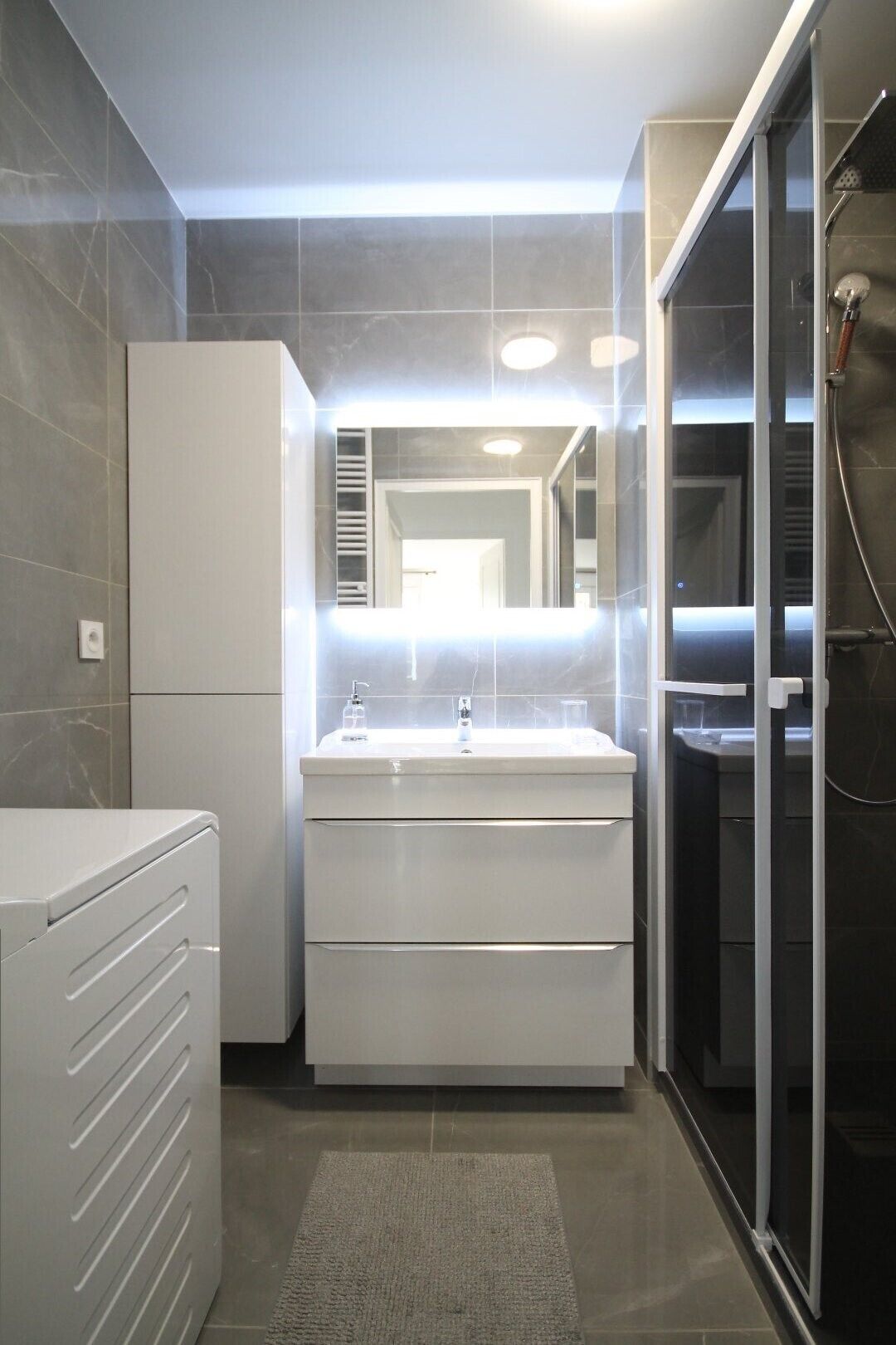 Towels, soap, shampoo, toilet paper