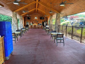 Outdoor dining - FAMILY GETAWAY- INDOOR WATER PARK - 3 BDRM/5 BA/Sleeps 14 (Gatlinburg)