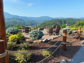 Outdoor dining - FAMILY GETAWAY- INDOOR WATER PARK - 3 BDRM/5 BA/Sleeps 14 (Gatlinburg)