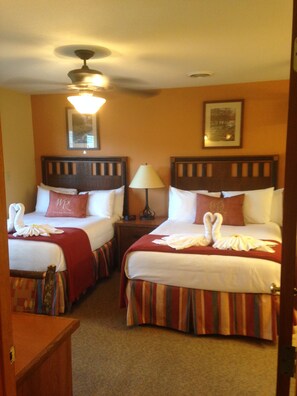 3 bedrooms, iron/ironing board, WiFi, bed sheets - FAMILY GETAWAY- INDOOR WATER PARK - 3 BDRM/5 BA/Sleeps 14 (Gatlinburg)
