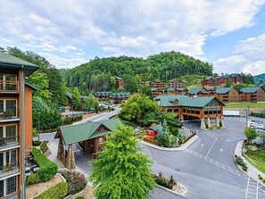 Exterior - FAMILY GETAWAY- INDOOR WATER PARK - 3 BDRM/5 BA/Sleeps 14 (Gatlinburg)