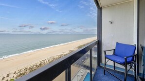 Un balcón con vista a la playa y el océano.