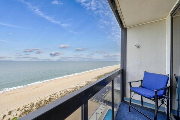 Een balkon met uitzicht op het strand en de oceaan.