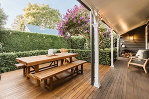 Outdoor dining - 'Blooms At Berry' - Luxury in the Heart of Berry (Berry)