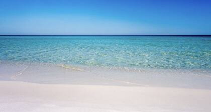 Family friendly cottage--steps from Florida's Emerald Beach and Seaside