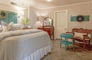 2 bedrooms, iron/ironing board, WiFi, bed sheets - Family friendly cottage--steps from Florida's Emerald Beach and Seaside (Santa Rosa Beach)